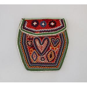 Mohican beaded purse with heart motif